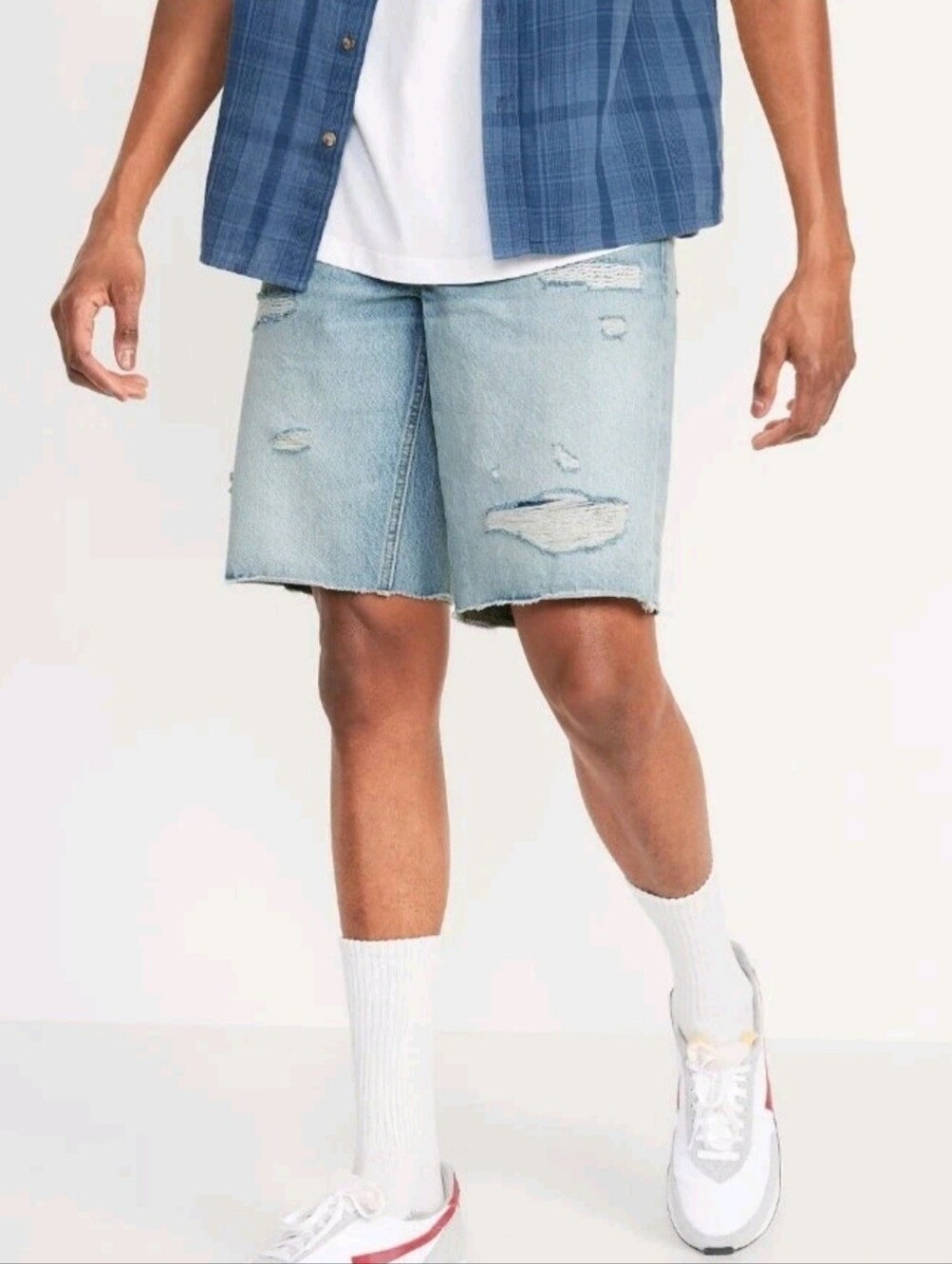 NWT Old Navy Men's Blue Original Loose Distressed Denim Shorts Size 40 X 11" .